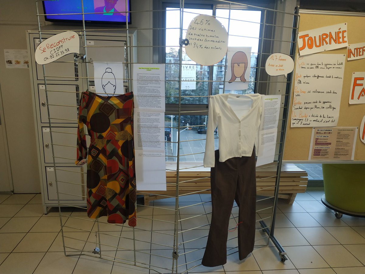 Les élèves du lycée Sévigné de Gap s'engagent pour la journée internationale pour l'élimination de la violence à l'égard des femmes. Expo, distribution de badges, dress code... Merci aux élèves du CVL et à tous les volontaires pour la préparation. <a href="/DSDEN05/">DSDEN des Hautes-Alpes</a> <a href="/LyceeSevigneGap/">Lycée_Sévigné_Gap</a>