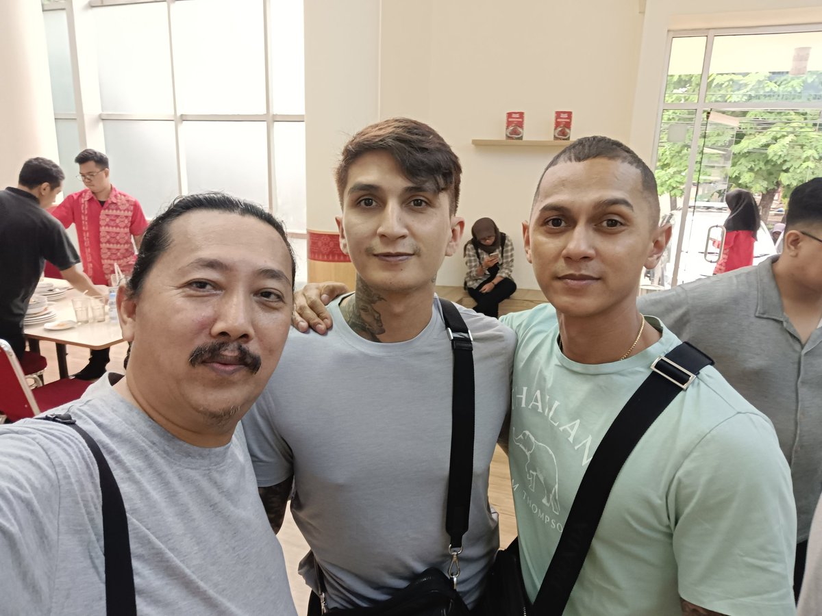adq's tweet photo. dengan ponakan Adi &amp; Reza dari Canada juga temannya dari Peru, ditraktir di RM Payakumbuah Tebet https://t.co/98fpP7eeSu