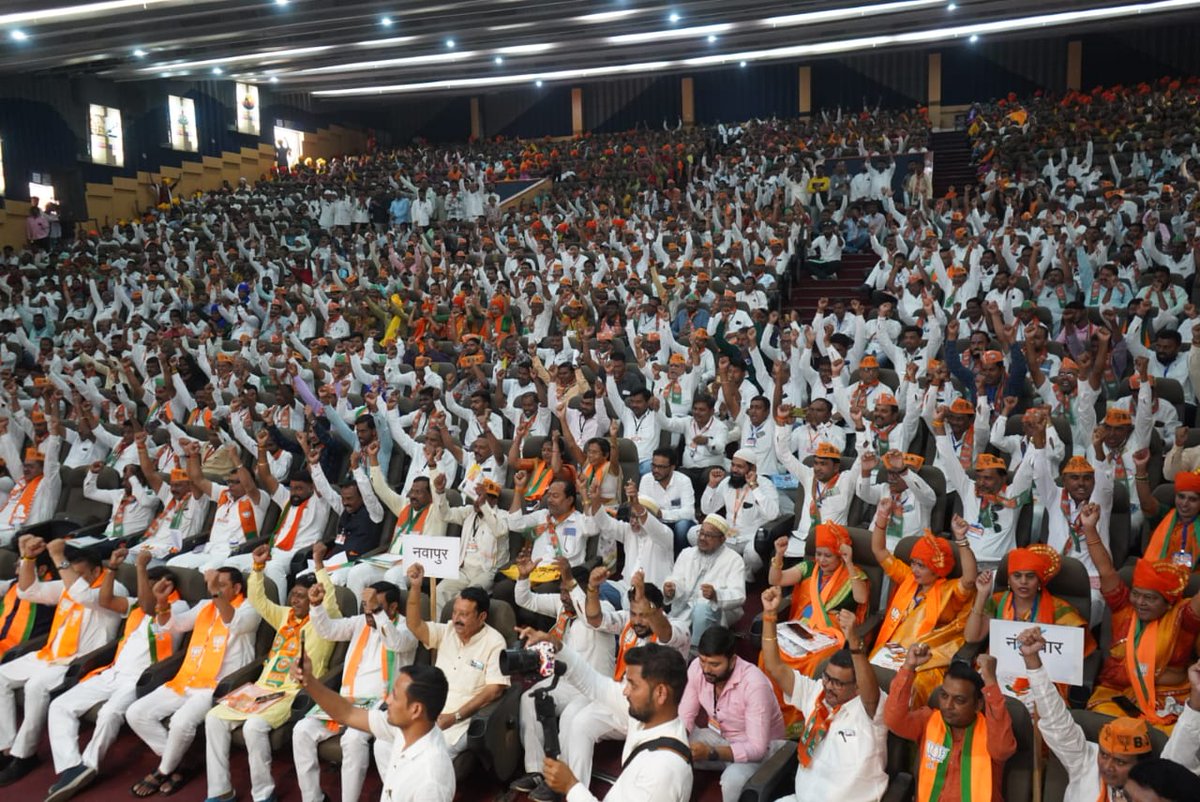 cbawankule's tweet photo. 🟧23-11-2023 | नंदुरबार लोकसभा प्रवास |  महाविजय 2024

महाविजय 2024 अंतर्गत सुरू असलेल्या नंदुरबार लोकसभा प्रवासादरम्यान साक्रीसह अक्कलकुवा, शहादा, नंदूरबार, नवापूर या विधानसभा क्षेत्रातील प्रमुख पदाधिकारी कार्यकर्ते व भाजपा सुपर वॉरियर्स शी संवाद साधला. 2024 मध्ये जेव्हा @narendramodi जी पंतप्रधान पदाची तिसऱ्यांदा शपथ घेतील तेव्हा नंदुरबार चा खासदार मोदीजींच्या समर्थनासाठी उभा राहिला पाहिजे यासाठी सर्व कार्यकर्त्यांनी मेहनत घेण्याचे आवाहन केले.

यावेळी आदिवासी विकास मंत्री @DrVijayKGavit , खा. @DrHeena_Gavit , प्रदेश सरचिटणीस @iVijayChaudhari , जिल्हाध्यक्ष नंदुरबार @NileshMaliBJP ,  भाजपा उत्तर  महाराष्ट्र  प्रभारी तथा भाजपा मुख्यालय प्रभारी @ravindranaspure  , नंदुरबार जिल्हा परिषद अध्यक्ष सुप्रियाताई गावित, आमदार @MlaPadvi , दीपक बापू पाटील, राजेंद्र गावित, तुषार रंधे, अजय भोळे, नागेश पाडवी, कैलास चौधरी, महेंद्र पाटील, मोहन सूर्यवंशी, कुशल चौधरी, सौ. शाजूबाई वळवी, निकेश राजपुत, अर्जुन मराठे उपस्थित होते.

#Nandurbar #MahaVijay2024 #LoksabhaPravasAbhiyan