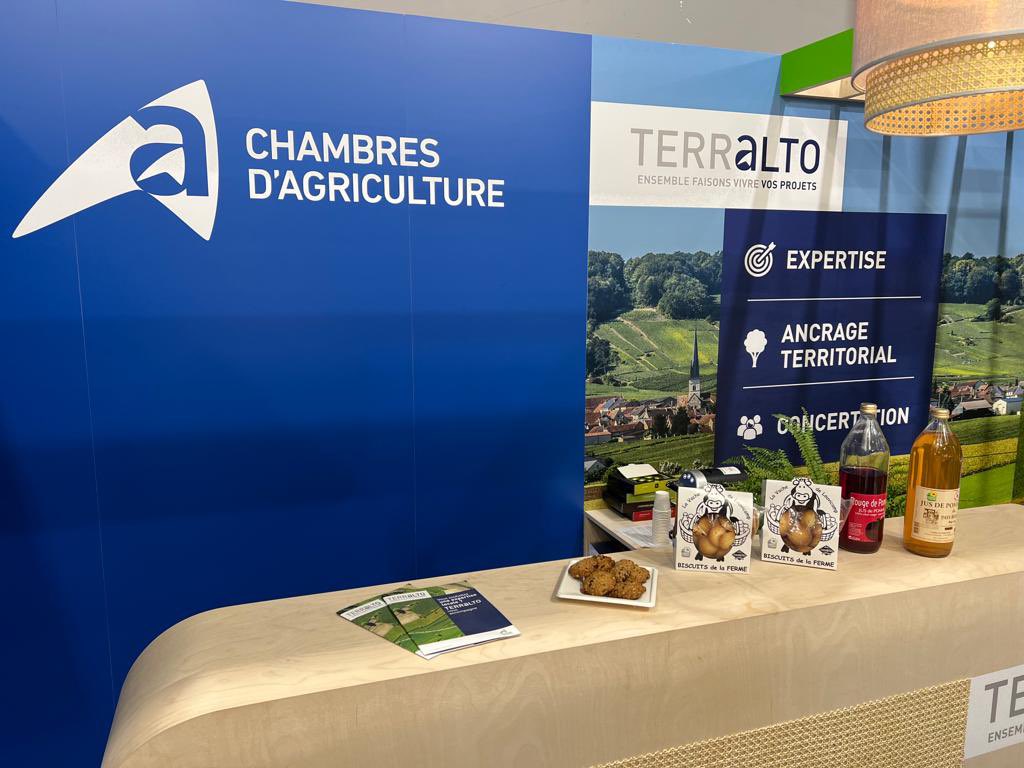 ChambagriFrance's tweet photo. 🗓️ Dernier jour du @salondesmaires
🕖 Plus que quelques heures pour échanger avec les conseillers #TERRALTO et tenter de gagner un panier de produits @Bienvenueferme grâce à notre jeu concours 🎁
🤝 Rendez-vous sur notre stand D05 Pavillon 4 https://t.co/4IoaWTAzSG