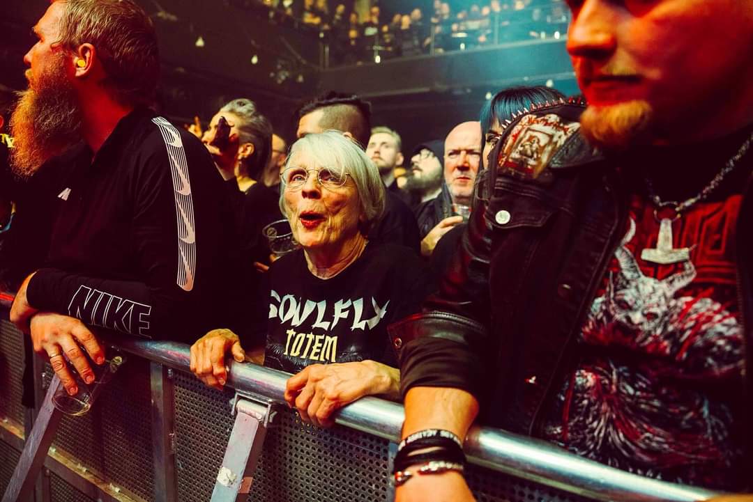 Erik_Quill's tweet image. Saw this older lady at the Cavalera gig the other night that was rocking out at the front row. Finally found a pic of her.

This is what metal is all about 🤘