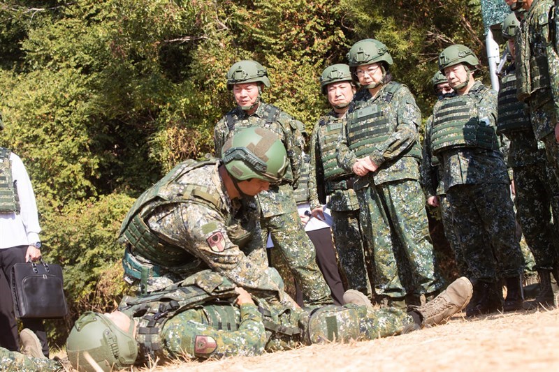 Focus_Taiwan's tweet image. President Tsai @iingwen told a group of trainees that the decision to extend the service period for #conscripts from 3 months to 1 year was aimed at "safeguarding the nation's security and ensuring that Taiwan's democratic way of life will not be changed."
focustaiwan.tw/politics/20231…