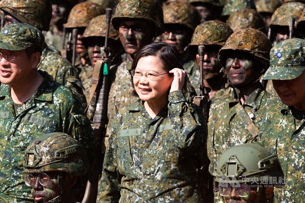 Focus_Taiwan's tweet image. President Tsai @iingwen told a group of trainees that the decision to extend the service period for #conscripts from 3 months to 1 year was aimed at "safeguarding the nation's security and ensuring that Taiwan's democratic way of life will not be changed."
focustaiwan.tw/politics/20231…