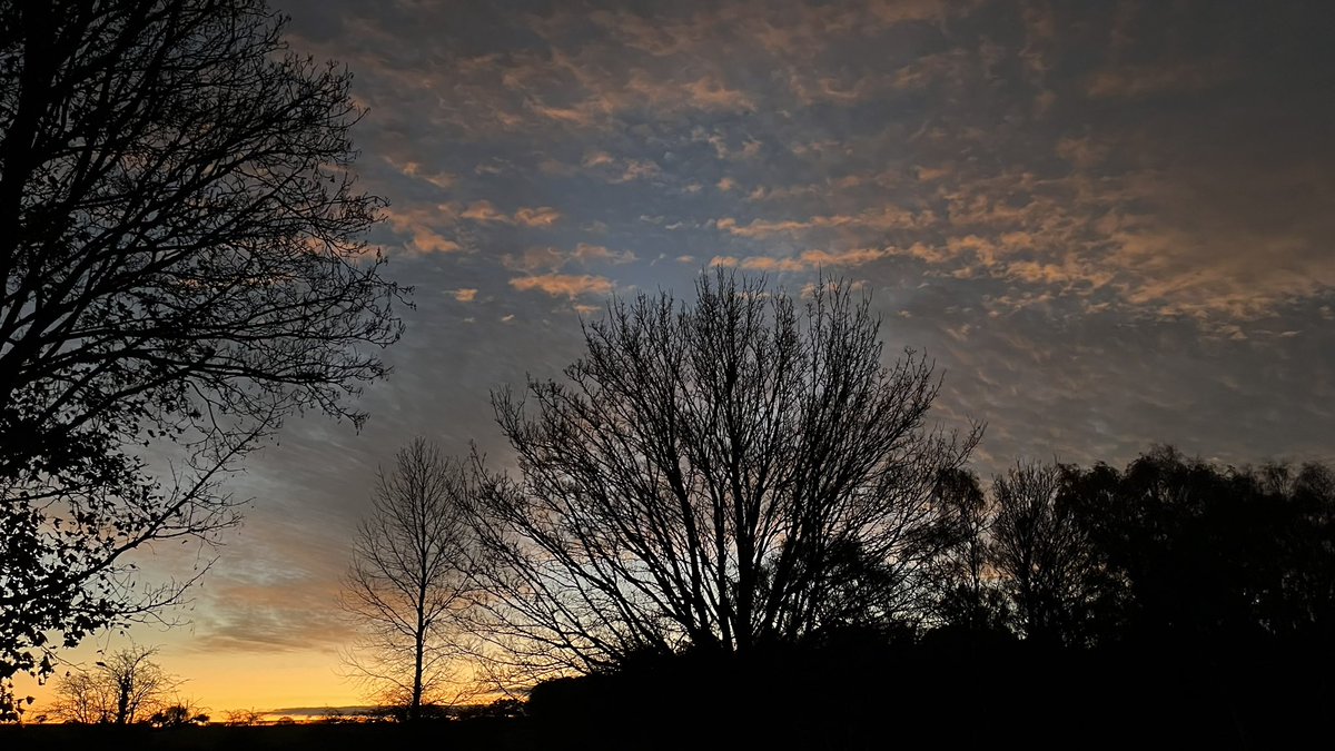 mfahy85's tweet photo. Sky looks good today @ChrisPage90 @WeatherAisling https://t.co/qSwtzGW6mT