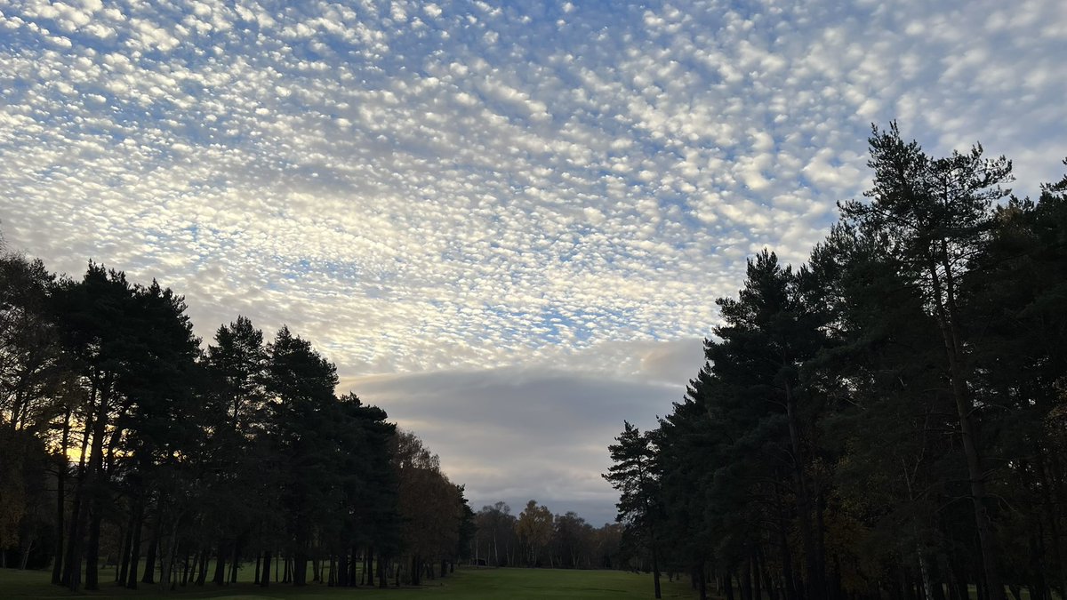 mfahy85's tweet photo. Sky looks good today @ChrisPage90 @WeatherAisling https://t.co/qSwtzGW6mT