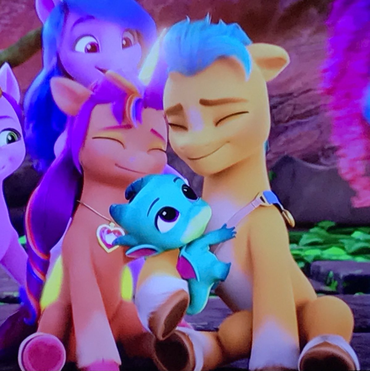 Pearl_AG7777777's tweet photo. Oh my stars ahhh!!!💖💛 They are definitely Sparky’s parents I’m crying how beautiful! C’:🧡💛💚

#MLP #MLPMYM #SunnyStarscout #HitchTrailblazer #Sparky #Starblazer https://t.co/0OKyFT3FdV