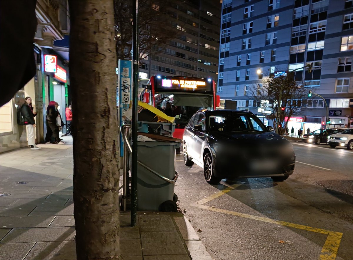 BlogBusurbano's tweet image. Llega la #Lín22; para detrás. Imagina que el coche se irá en breve. Hace su descanso.

El coche ya lleva 8 min ahí.

De manera que el #BusUrbano tiene que dar marcha atrás en su lugar de parada para poder salir.

Total: el bus se va y el coche aún queda ahí un par de minutos más.