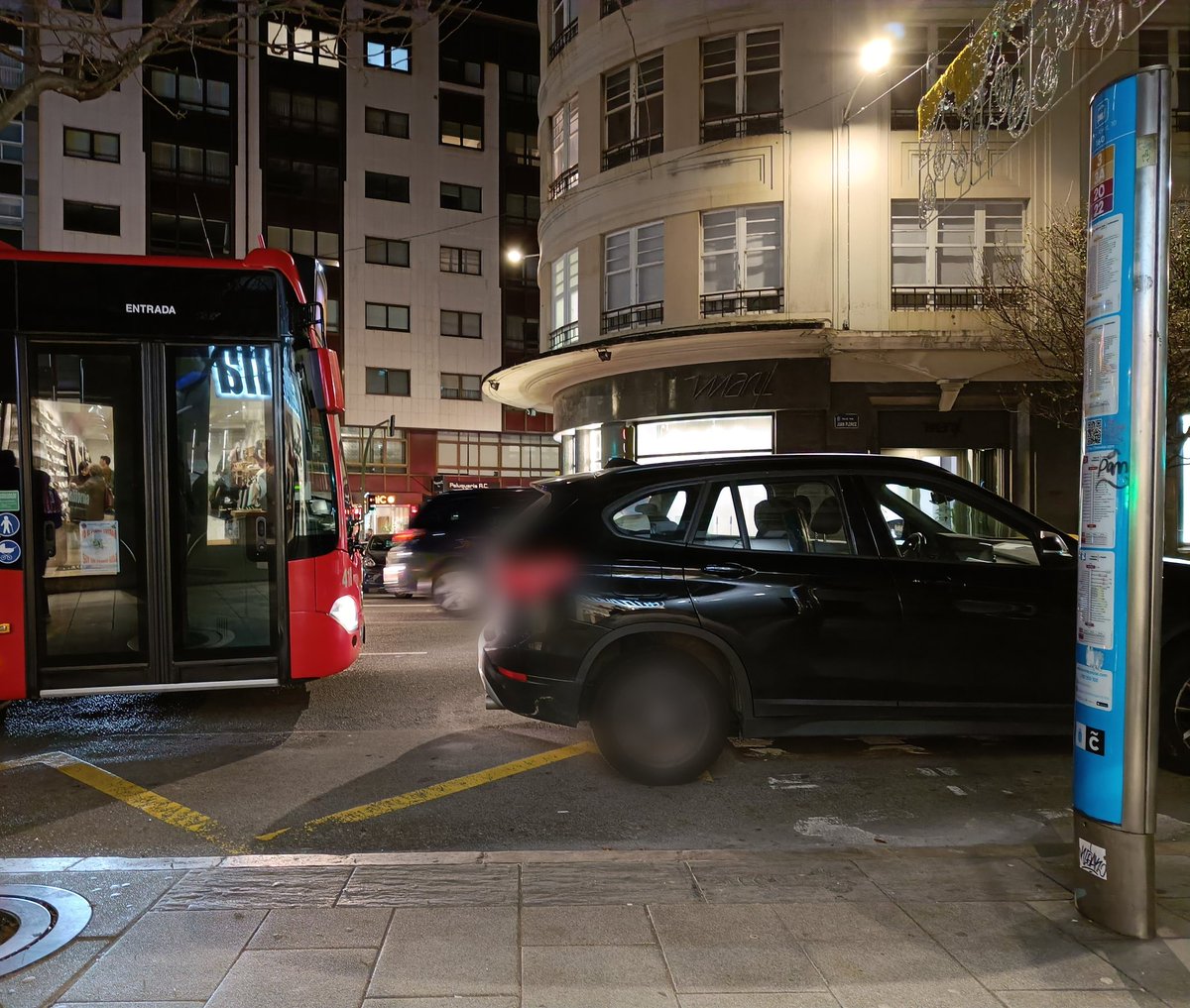 BlogBusurbano's tweet image. Llega la #Lín22; para detrás. Imagina que el coche se irá en breve. Hace su descanso.

El coche ya lleva 8 min ahí.

De manera que el #BusUrbano tiene que dar marcha atrás en su lugar de parada para poder salir.

Total: el bus se va y el coche aún queda ahí un par de minutos más.