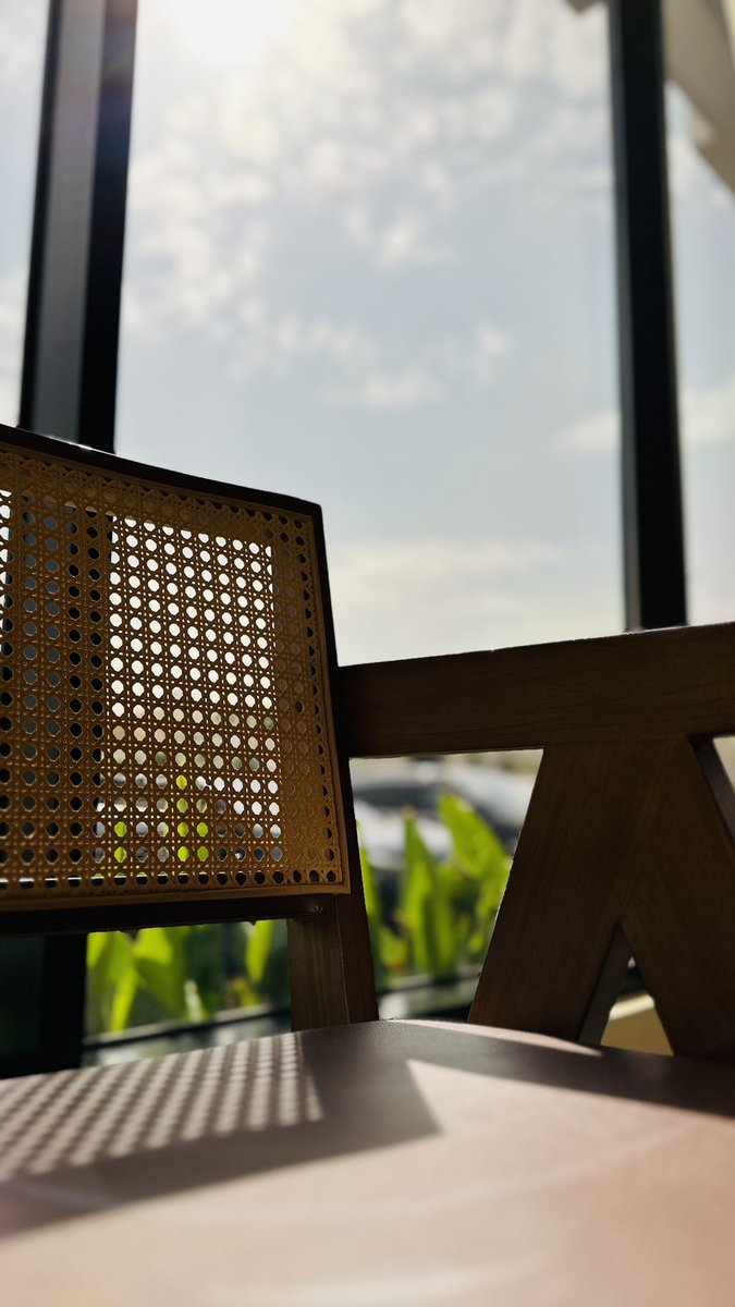 عطوا خبر للي فـ لندن و لبنان
 لشبه الجزيره تنتهي كل الاسْما

هذي  رياض الخير والعز والشان
والطيب والتاريخ والورد والْما

ان كانها بالدين هي مهبط اديان
ياخوي حتى جوها له  كريزما