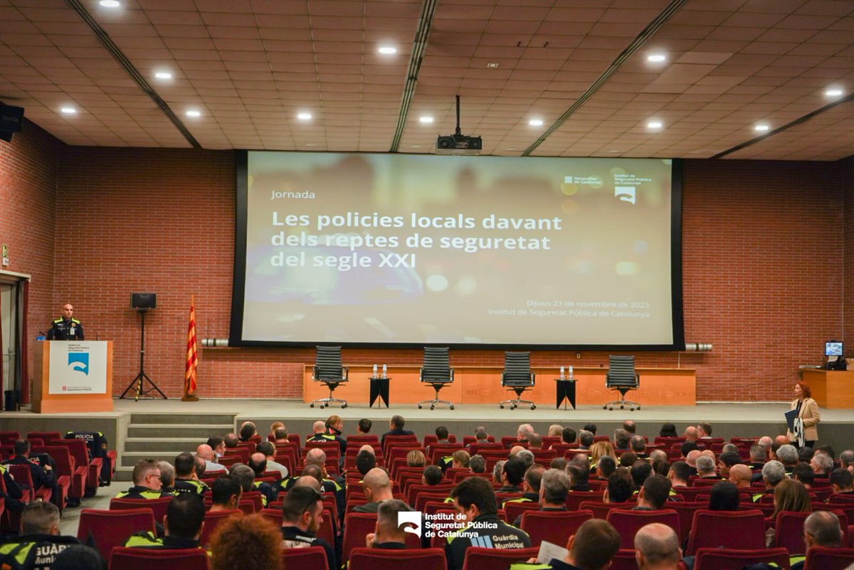 Comença la Jornada sobre les policies locals davant dels reptes de seguretat del segle XXI 👇
#FormacióObertaISPC
#policieslocalscat