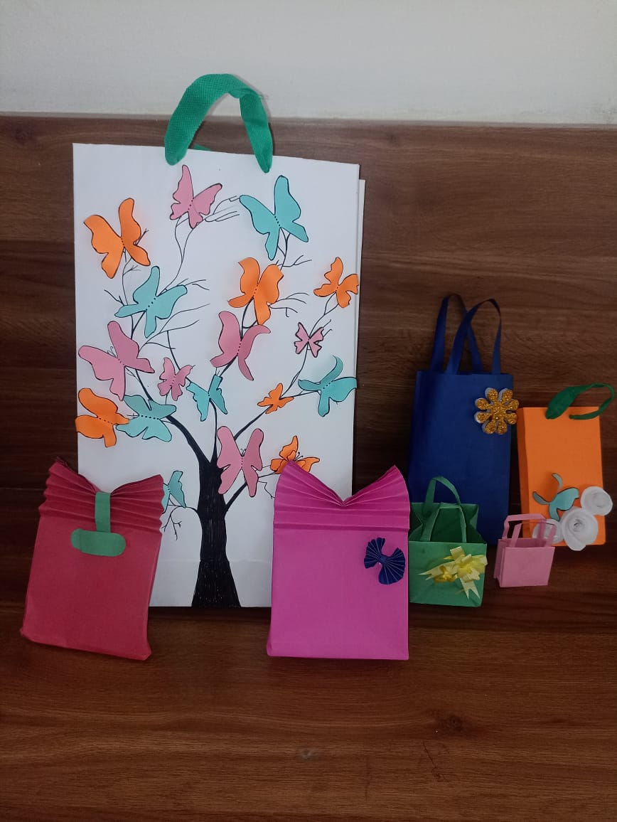 NSS_MITCORER's tweet photo. Are they Paper Bags? Really? Hats off to the NSS volunteers of MITCORER Barshi for preparing such beautiful paper bags. A step toward plastic-free Earth. Thanks to Sai Sathe, Gayatri Bole, Shraddha Ukirade, Sanskruti Thalpati, and Siddhi Dalavi for their continuous efforts. https://t.co/52bOckYTDW