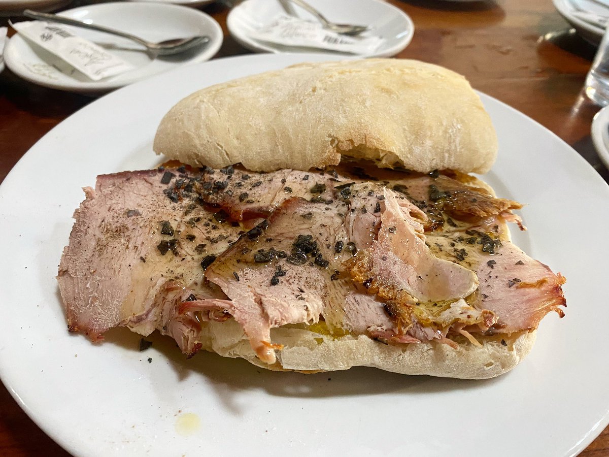 El mollete de carne mechá con aceite de la Venta La Laja (Parauta, Serranía de Ronda). Templo del desayuno serrano. #VentaLaLaja