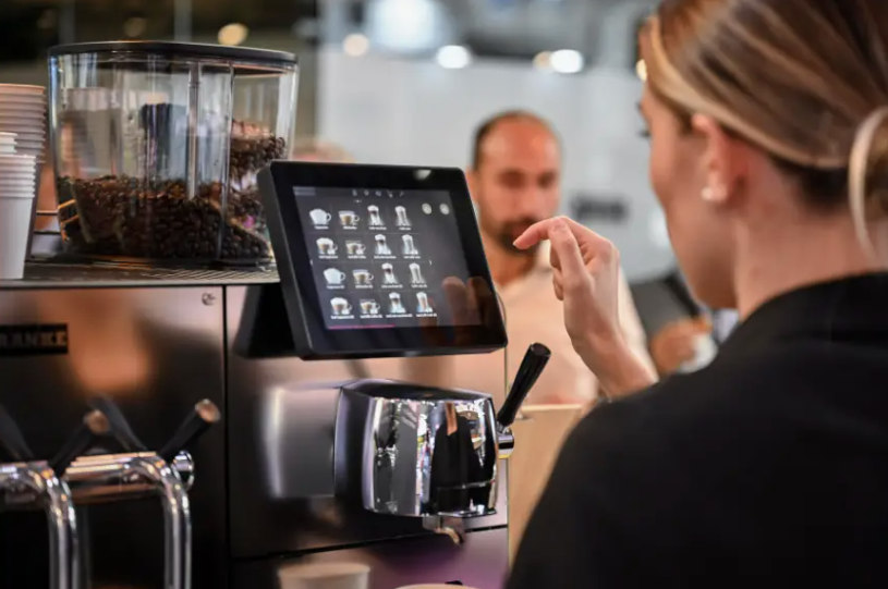HostelVending's tweet image. España lidera la revolución del café: nuevos formatos, aumento de la calidad y automatización

hostelvending.com/noticias-vendi…

#formatos #vasos #readytodrink #RTD #bebidas #automatización #máqinas #consumo #café #culturacafetera #innovación #autoservicio #España #barista #cafédeorigen