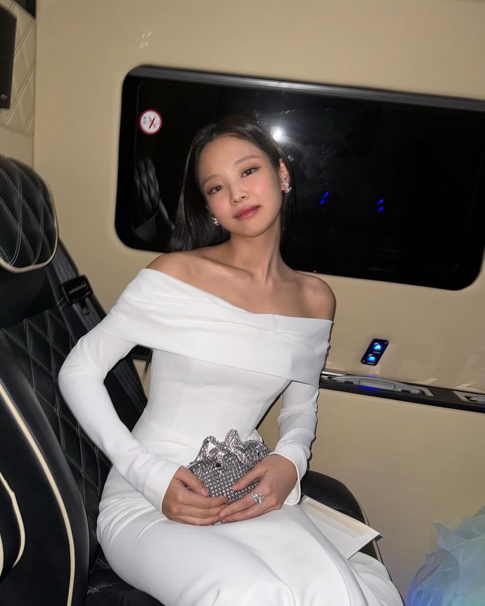 NEWSJENNlE's tweet image. 📸 231123 #JENNIE Instagram update