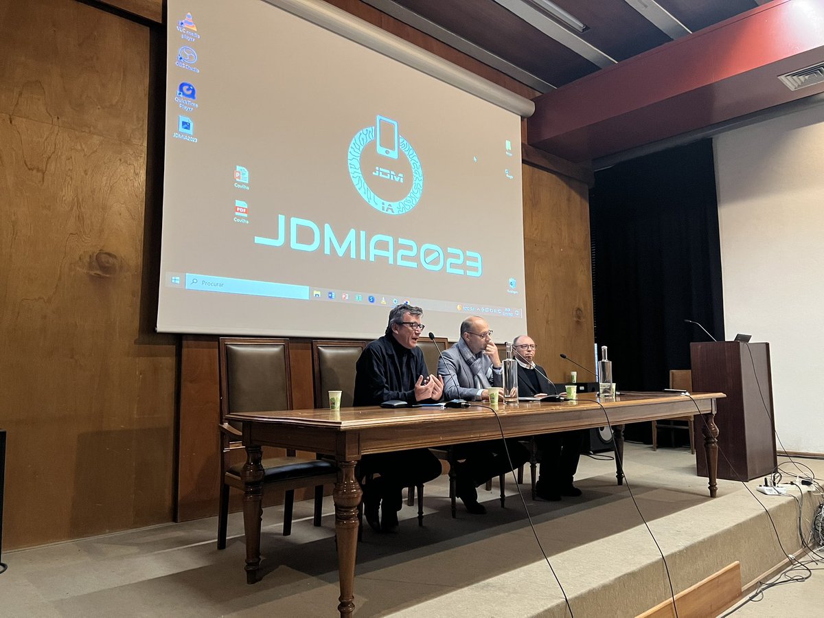 Sessão de Abertura do JDM 2023, com o professor Dr. André Barata (Presidente da FAL/UBI), professor Dr. João Canavilhas (Coordenador da Comissão Organizadora) e professor Dr. José Domingues (Presidente do Departamento de Comunicação). 

📹 Em Direto: youtube.com/watch?v=SiyQ_K…
