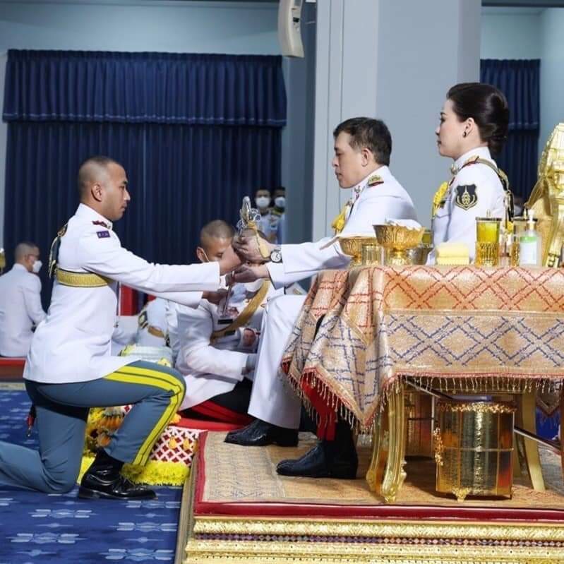 1st_SFDIV's tweet photo. เมื่อวันที่​ ๒๐ พฤศจิกายน ๒๕๖๖​ พระบาทสมเด็จพระเจ้าอยู่หัว และสมเด็จพระนางเจ้า ฯ พระบรมราชินี เสด็จออกในการพระราชทานพระบรมราชวโรกาสให้พลเอก ทรงวิทย์ หนุนภักดี ผู้บัญชาการทหารสูงสุด นำ ผู้สำเร็จการศึกษาจากโรงเรียนนายร้อยพระจุลจอมเกล้า โรงเรียนนายเรือ โรงเรียนนายเรืออากาศฯ.... https://t.co/PJgeICB8rt