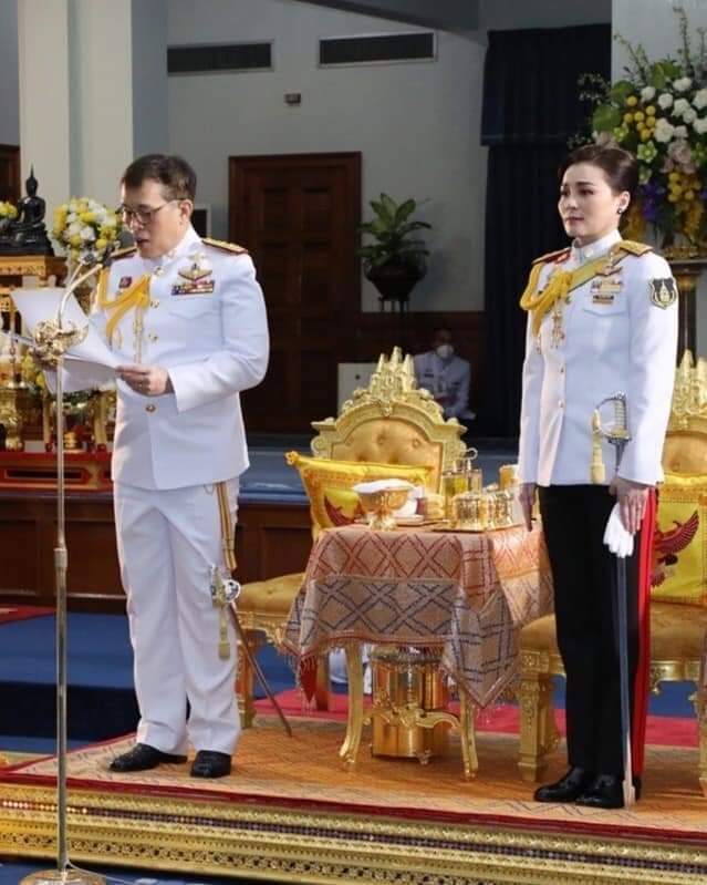 1st_SFDIV's tweet photo. เมื่อวันที่​ ๒๐ พฤศจิกายน ๒๕๖๖​ พระบาทสมเด็จพระเจ้าอยู่หัว และสมเด็จพระนางเจ้า ฯ พระบรมราชินี เสด็จออกในการพระราชทานพระบรมราชวโรกาสให้พลเอก ทรงวิทย์ หนุนภักดี ผู้บัญชาการทหารสูงสุด นำ ผู้สำเร็จการศึกษาจากโรงเรียนนายร้อยพระจุลจอมเกล้า โรงเรียนนายเรือ โรงเรียนนายเรืออากาศฯ.... https://t.co/PJgeICB8rt