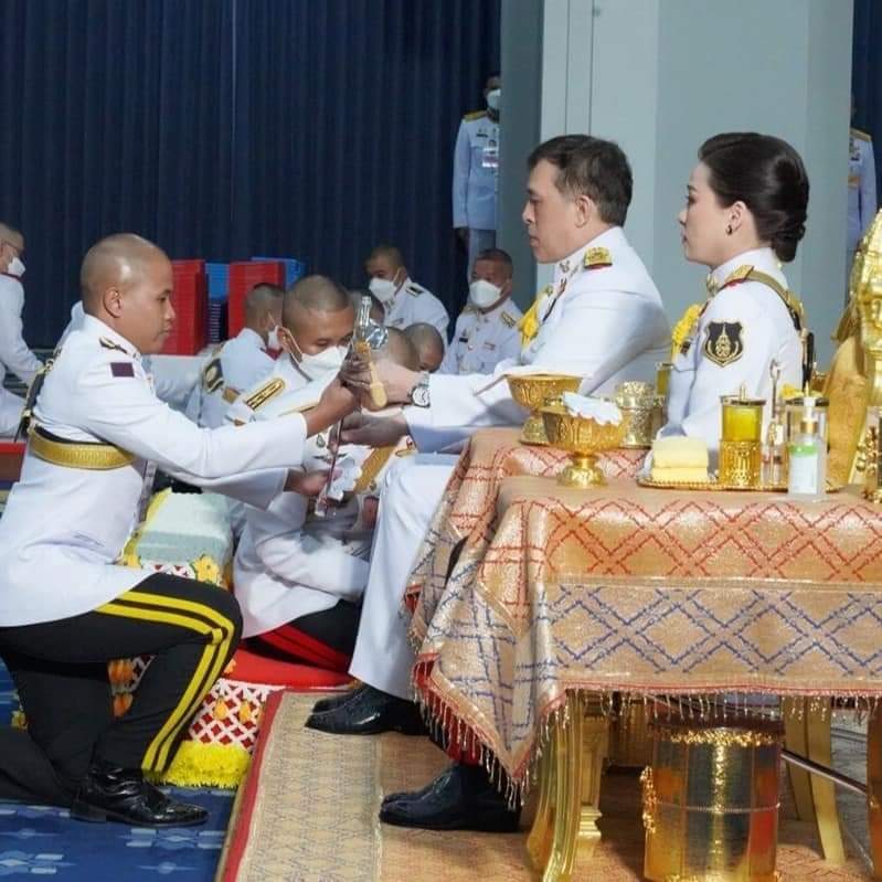 1st_SFDIV's tweet photo. เมื่อวันที่​ ๒๐ พฤศจิกายน ๒๕๖๖​ พระบาทสมเด็จพระเจ้าอยู่หัว และสมเด็จพระนางเจ้า ฯ พระบรมราชินี เสด็จออกในการพระราชทานพระบรมราชวโรกาสให้พลเอก ทรงวิทย์ หนุนภักดี ผู้บัญชาการทหารสูงสุด นำ ผู้สำเร็จการศึกษาจากโรงเรียนนายร้อยพระจุลจอมเกล้า โรงเรียนนายเรือ โรงเรียนนายเรืออากาศฯ.... https://t.co/PJgeICB8rt