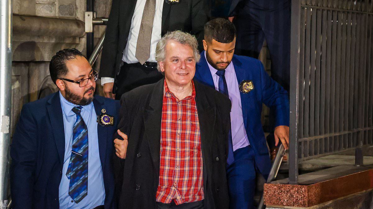 abuhilalah's tweet photo. من وجوه الشرطة يبدو إنهم من أصول إفريقية أو عربية يعتقلون ستيوارت سيلدويتز الاسلاموفوبي الذي تعرض لبائع طعام مصري في نيويورك وقال ان قتل 4 آلاف طفل فلسطيني في غزة "ليس كافيا"، الجميل إنه هدد البائع بأصدقائه في المخابرات المصرية الذين سيقتلعون أظافر والده ! وعندما هدده بالشرطة قال له إننا بلد حر ! العامل البسيط علّمه معنى الحرية عندما اعتقل . هذا الوجه الآخر لأميركا ،وفوقه جيل جديد صاعد متعاطف مع فلسطين. وجيل سيلدوتز المتقاعد إلى زوال 
جدير بالذكر ان سيلدويتز كُرّم ٣ مرات من وزارة الخارجية الامريكية وعمل في ادارة اوباما.
