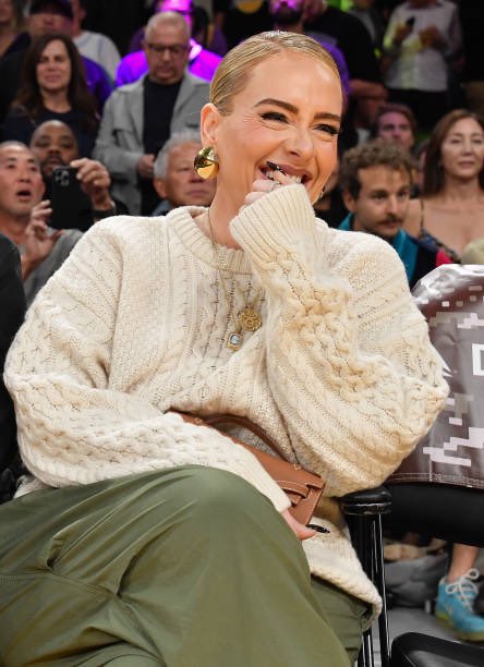 adeledailynet's tweet image. Adele at tonight’s Lakers vs Mavericks basketball game. #DALvsLAL