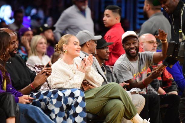 adeledailynet's tweet image. Adele at tonight’s Lakers vs Mavericks basketball game. #DALvsLAL