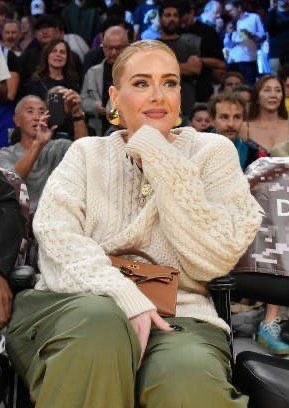 adeledailynet's tweet image. Adele at tonight’s Lakers vs Mavericks basketball game. #DALvsLAL