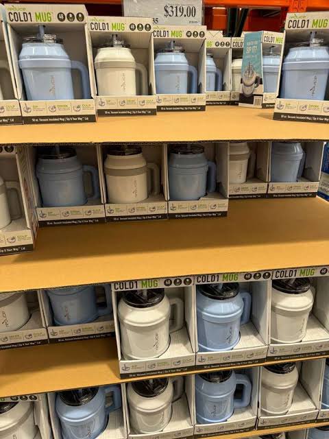 Ahí les va mi hilo anual de ideas de regalos para todos. 🎄🎁 Me voy a enfocar en cosas que está cool tener, pero si no te las regalan, probablemente no las comprarías porque son placeres no indispensables.

•El termo chido de Costco (foto).
•Una bata suavecita y calentita.