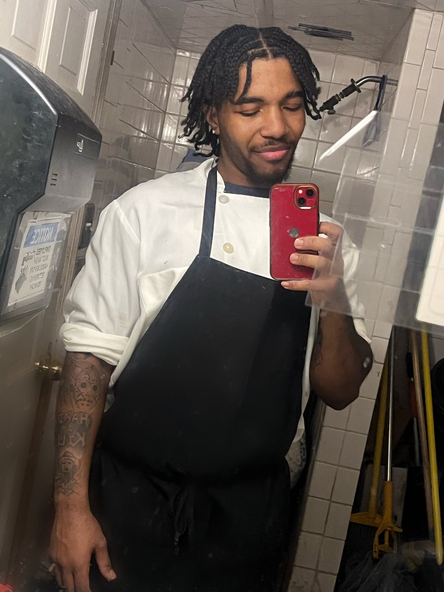 gohambari's tweet photo. Get you a 🥷🏾 that can cook for you. #contentcreator #TikTok #leaked #gohambari #dreadhead #chef #food https://t.co/vefjyEHNeW