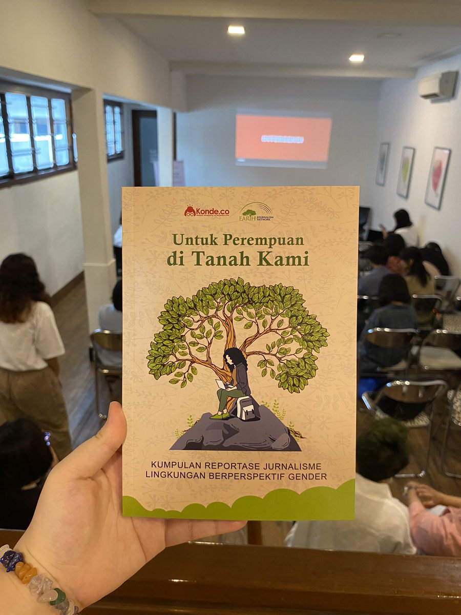 Yang dateng bisa dapet cetakan buku dari peluncuran acara kami ini. 🫶

Buku Untuk Perempuan di Tanah Kami diisi dengan kumpulan reportase jurnalisme lingkungan dari jurnalis media dan persma.

#UntukPerempuandiTanahKami #Kondeco
