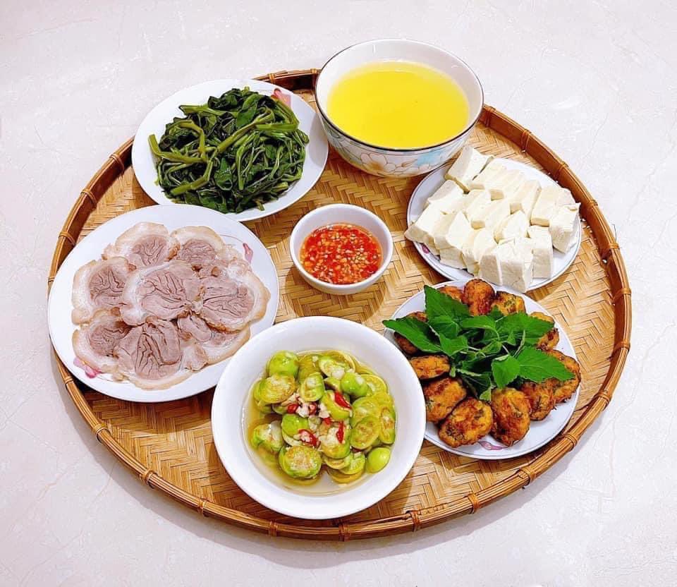 ducphuong110's tweet photo. Giờ cơm đến rồi, mời cả nhà nhé
#cơm
#canh
#raumuong
#dauphu
#ca
#garan https://t.co/y9hBNibaSy
