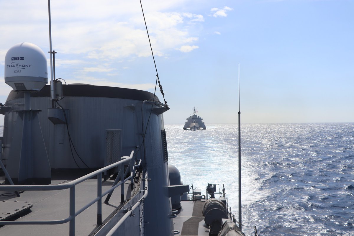Philippine_Navy's tweet photo. HAZE GRAY &amp; UNDERWAY | PH #Navy BRP Conrado Yap (PS39), @USNavy USS Gabrielle Giffords (LCS10) sail together in Maritime Cooperative Activity

📝 @TeamAFP 
📸 @navfornol / DVIDS

#FriendsPartnersAllies 
#ModernandMultiCapablePHNavy 
#AFPyoucanTRUST https://t.co/v7Pl9Fw4d9