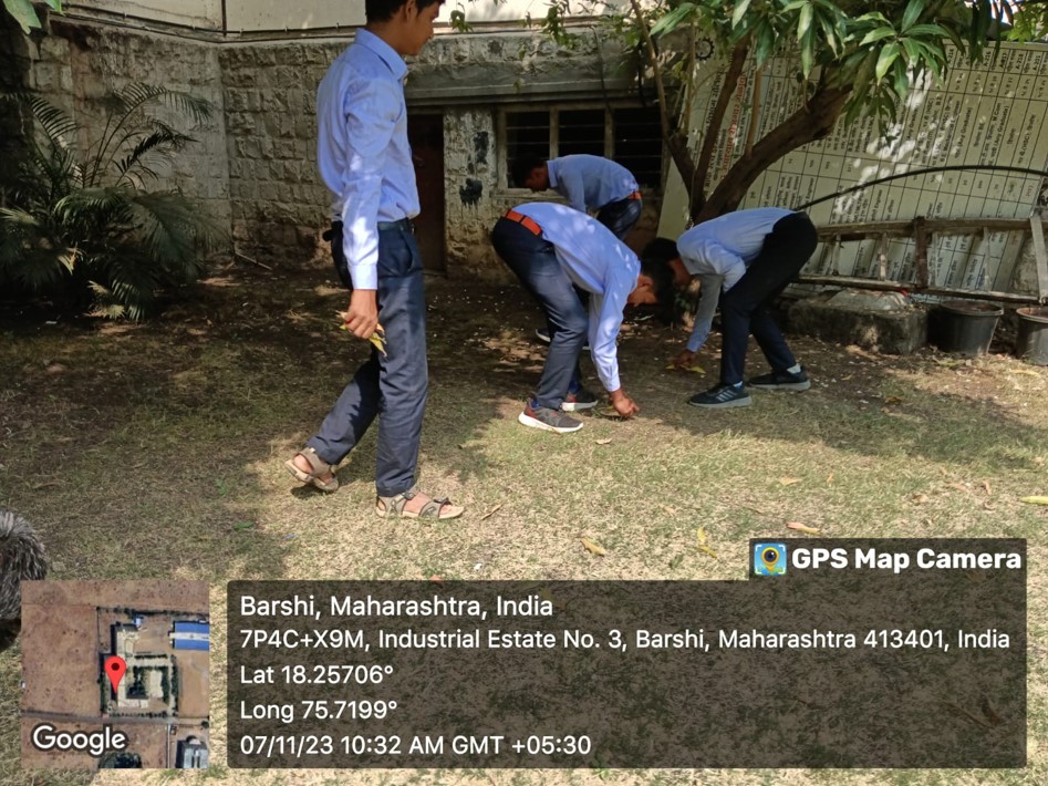 NSS_MITCORER's tweet photo. 'If each one of us cleans the area before their house then the whole world will be cleaner than earlier'. Volunteers of MITCORER participated in Swacchata Abhiyan in the premises and have done their job effectively. https://t.co/KNKHiHlAGQ