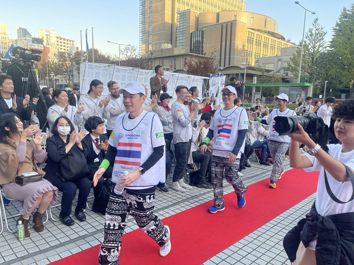 TomomiK2222's tweet image. 〜CHANGE FOR THE BLUE〜
スポGOMIワールドカップ2023

SPOGOMI World Cup 2023 was held in Shibuya ward on 22nd November！！

#SpoGomiWorldCup2023
#スポGOMI
#TeamThailand
#ChangeForTheBlue 
#ゴミ拾いはスポーツだ
#MarineLitter 
#EarthFriendlyActivity 
#NatureFriendly