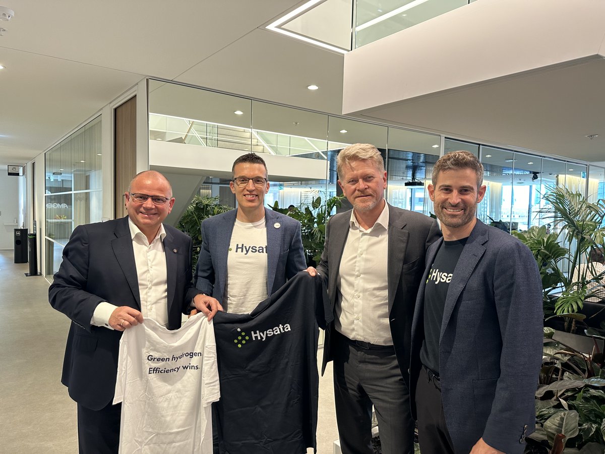 Great to catch up with @Vestas President & CEO Henrik Andersen and CTO Anders Nielsen on their Australian visit – continuing our discussion on the #synergies between wind and high #efficiency #electrolysis. #greenhydrogen #efficiencywins #WeAreHysata