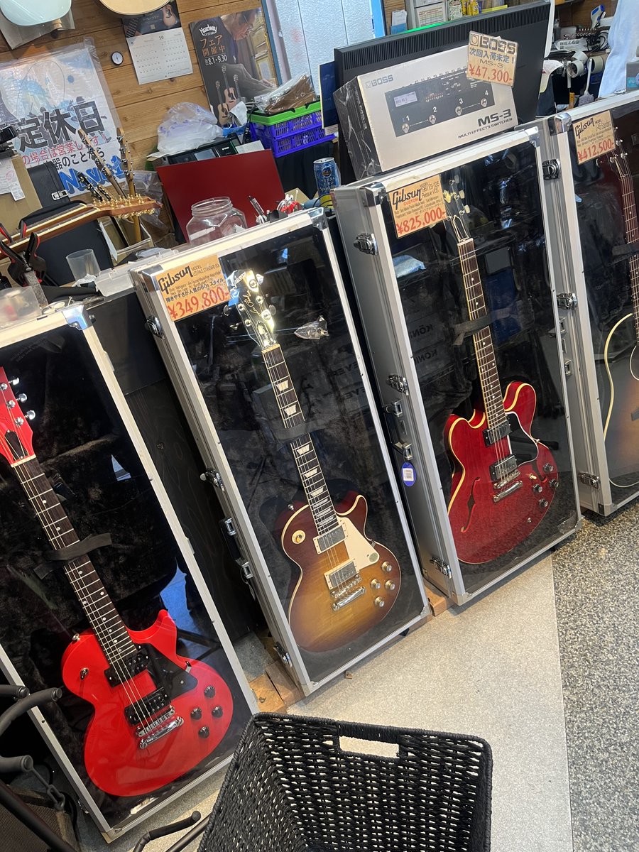 WAVE1_SHOP's tweet image. 気が付いたら当店ショーケースが #Gibson に制圧されてしまいました！#LesPaul ES-335 J-45 といったGibsonといえば！なモデルがしっかりそろってます！お勧めはもちろん #CustomShop ES-335です！試奏もお気軽にどうぞ！

#千葉 #楽器屋 #WAVE1 #ギブソン #レスポール