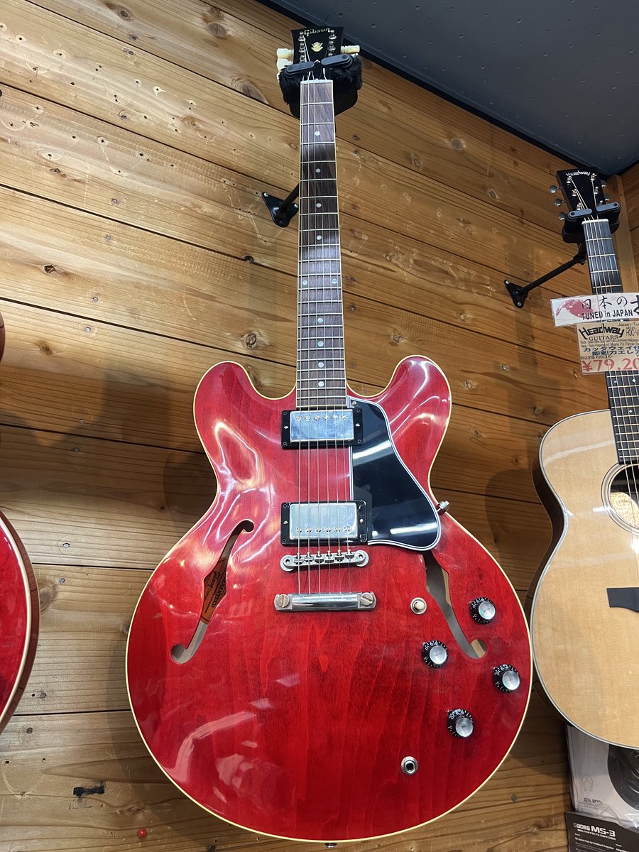 WAVE1_SHOP's tweet image. 気が付いたら当店ショーケースが #Gibson に制圧されてしまいました！#LesPaul ES-335 J-45 といったGibsonといえば！なモデルがしっかりそろってます！お勧めはもちろん #CustomShop ES-335です！試奏もお気軽にどうぞ！

#千葉 #楽器屋 #WAVE1 #ギブソン #レスポール