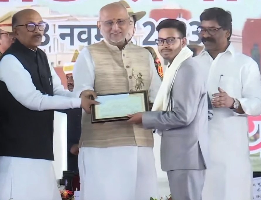 helloalokjee's tweet photo. Glad to share, in the event of Jharkhand LA Foundation Day 23. I am facilitated by the auspicious hands of HE @jhar_governor @CPRGuv, @JharkhandCMO @HemantSorenJMM, Speaker @JHVidhansabha @Rabindranathji etc for my valuable contribution in science Popularisation and social work. https://t.co/tMP8FypW14
