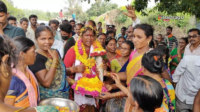 Seethaakka1's tweet photo. సీతక్క పైనా పువ్వుల వర్షం
కురిపించిన గూడెం ప్రజలు

"మార్పు కావాలి - కాంగ్రెస్ రావాలి"

✋ హస్తం గుర్తుకే మన ఓటు 👆
👉 పోలింగ్ తేది: నవంబర్ 30, 2023.
జై సీతక్క జై కాంగ్రేస్...
..#seetaakka #MLA #TelanganaNews #Telangana
#telanganamla #telanganamlaseethakka
#telanagnatoday https://t.co/4W8EN38Ggw