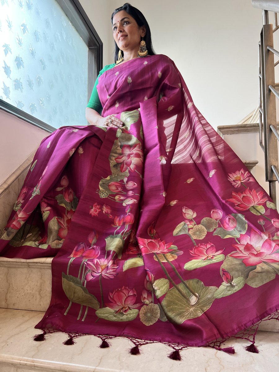 sohumsutras's tweet image. Vibrant vibes in raspberry pink hues and bold lotus motifs - this digital print saree is all about embracing the rustic chic weaves. For more details, contact us on:
WhatsApp +919810530027. ( wa.me/message/IMETRH… )
OR
linktr.ee/sohum_sutras #RusticChic #LotusLove