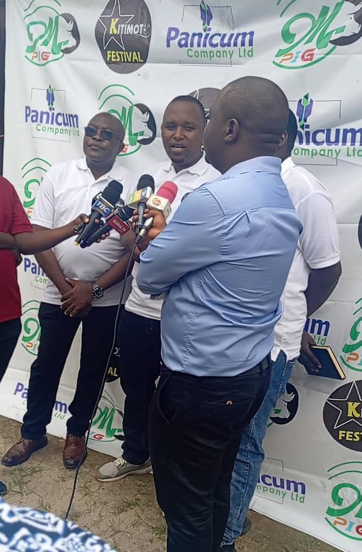 UfugajiK's tweet photo. Mkurugenzi wa kampuni ya Pancum Dr Baguma akiongea na vyombo vya Habari juu ya tamasha la KITIMOTO festival litakalofanyika Jumamosi hii tar 25.11.2023 kwenye viwanja vya TTCL-KIJITONYAMA.
#mrpig
#pancum
#uchumitv
#nguruwe
#kitimoto https://t.co/IM7ObnDAET