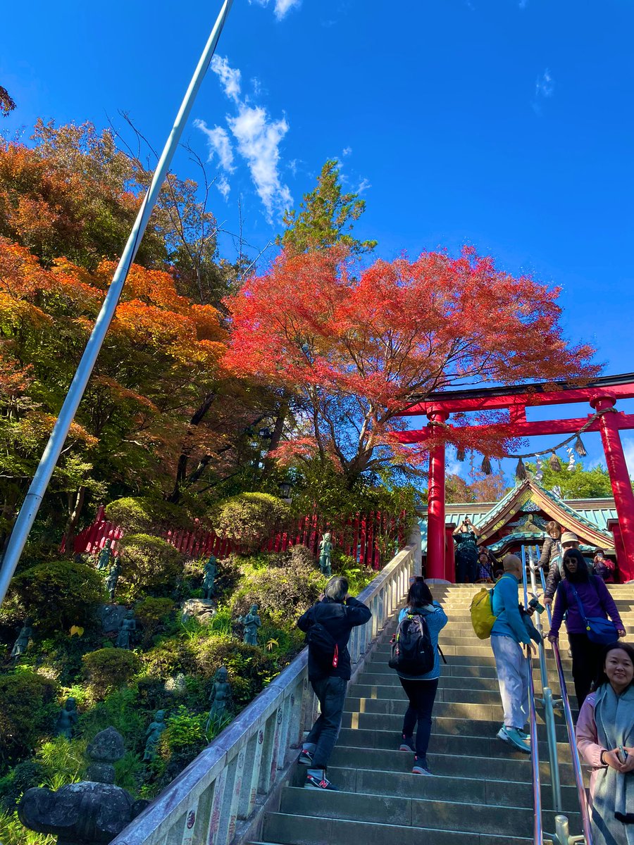 hidejimaku's tweet photo. 高尾山に行ってきました⛰️ 細田守の描くような真っ青な空のカンバスに、もみじが彩りを添えていました🍂 富士山もくっきり見えて、すっかり心の洗濯ができました✨ https://t.co/AlKdMRtLLo