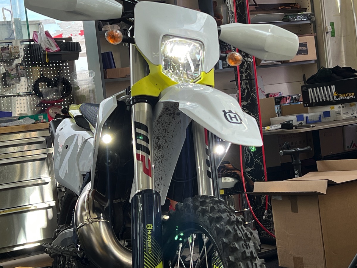 touratechjapan's tweet photo. KTM、ハスクバーナ、GASGASの軽量車の夜の悩みを解消するアイテム シュラウド内にフォグが収まるので安心&スタイリッシュ #150EXC #250EXC #250EXCF #TE250 #FE250 #FE501 #FE350 #350EXCF
https://t.co/malEsdl1w3 https://t.co/eOkj6gZdOF