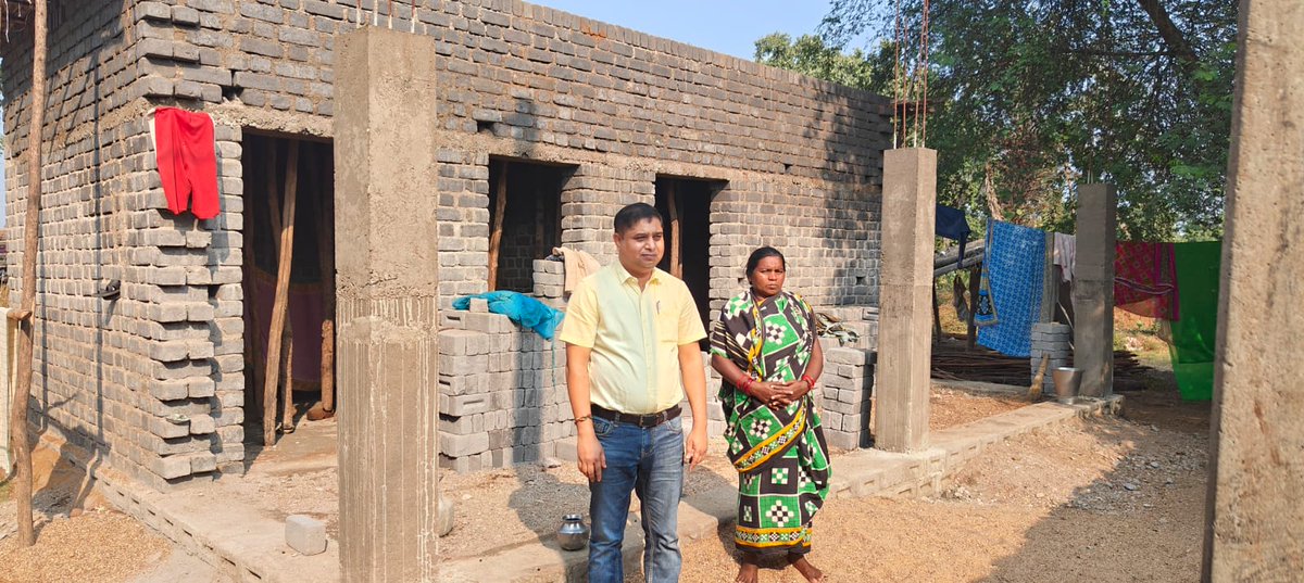 zp_subarnapur's tweet photo. CDO Zilla Parishad Encouraged #PMAY beneficiary, interior village of #UllundaBlock to finish her house in due date and avail incentive. @PRDeptOdisha @CMO_Odisha @IPR_Odisha https://t.co/vbBbY5xIR0