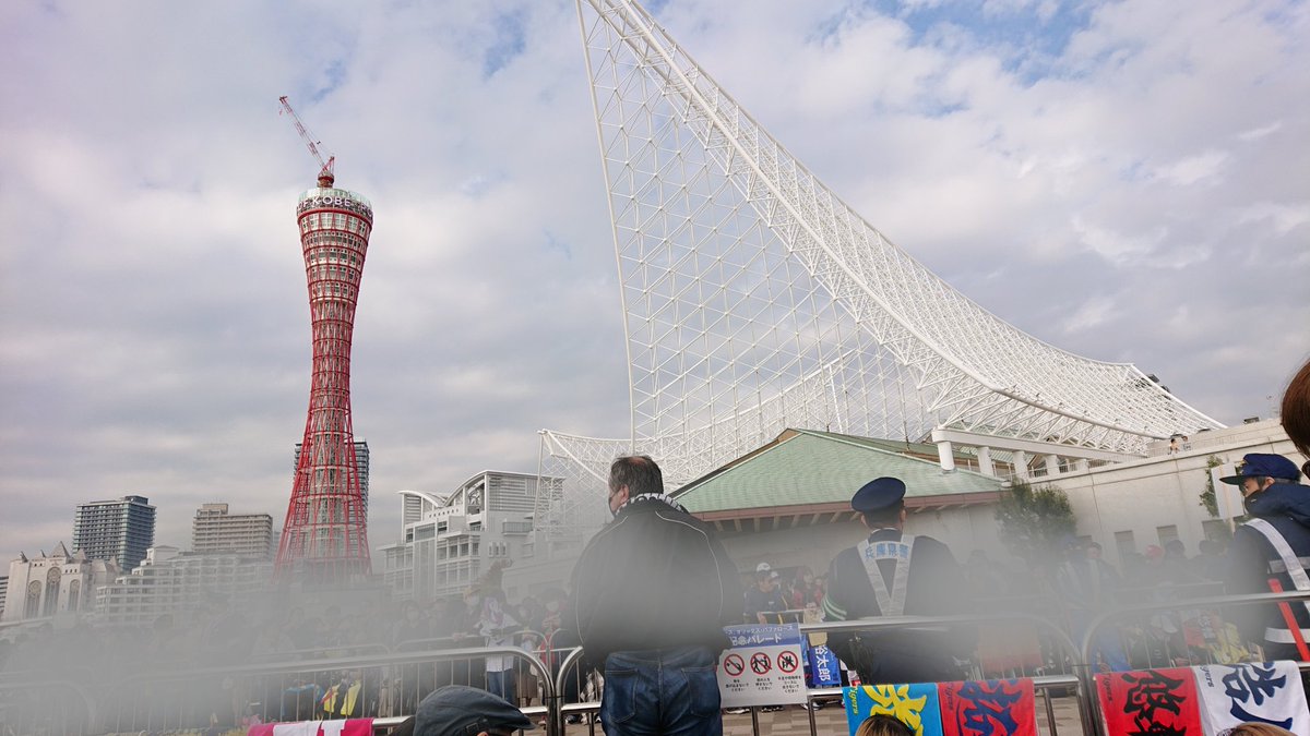 POMExMOMOTA's tweet photo. 某球団優勝パレード鑑賞に
#ポメラニアン まぎれこんでます🤣

#神戸メリケンパーク 
#ポメラニアンのモモ太 
#優勝パレード https://t.co/V0ImCi0uT3