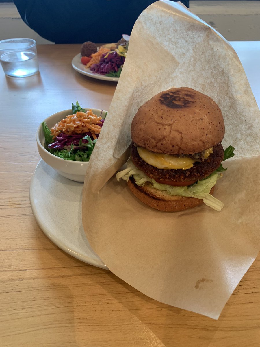 nrt3696's tweet photo. 福岡市薬院大通駅から徒歩7分

嘘みたいに美味いveganバーガー見つけた🍔

チーズが本物そっくり過ぎてばり勘繰った🙄

#ヴィーガン
#Vegan 
#菜食 https://t.co/c6Xi2aeTC3