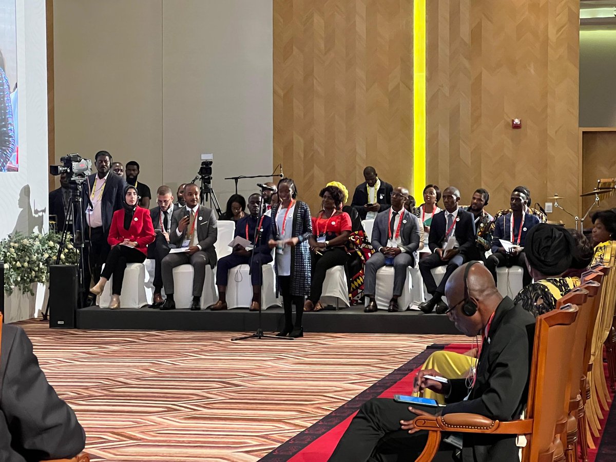 Panel I - 'Young people, actors in the promotion of a culture of peace and social transformations of the continent'. Intergenerational Dialogue led by the President of Angola @jlprdeangola 🇦🇴 and former heads of state with 15 young participants 🌍 @bienaldeluanda @AUC_PAPS