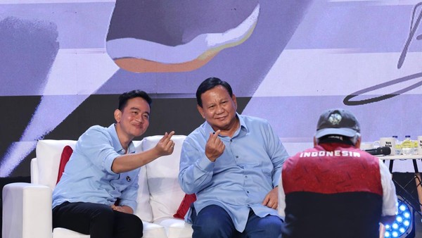 Mengapa kedua BONEKA ini TAKUT datang ke kampus2?

Karena visi dan misinya PLAGIAT dari Jokowi. Hampir tidak ada originialitas gagasan disana selain melanjutkan program Jokowi

Pokoknya kalo ditanya ga jauh2 dari :
1. Jokowi...jokowi...jokowi
2. Makan gratis
3. Berkuasa dulu
4.