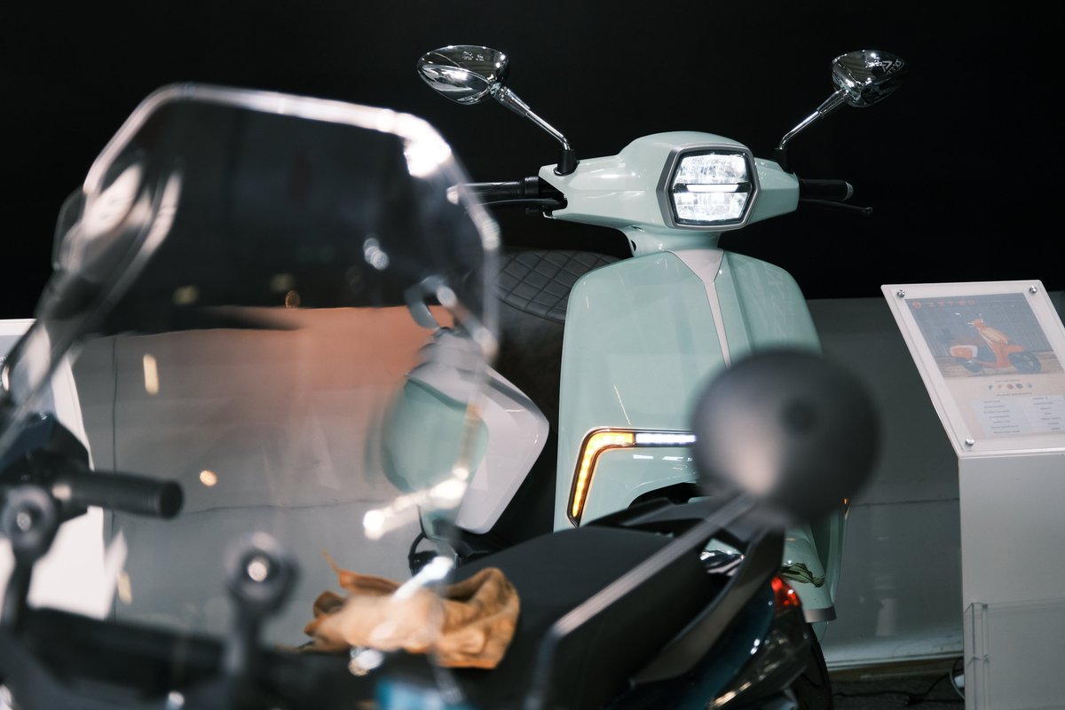 ZXMCO_ltd's tweet photo. One of the eye-catching electric motorcycles in the crowd——CROWN, 3000W high-power motor 72V32ah lithium battery. It has a range of 80 kilometers and a maximum speed of 80 kilometers per hour,excellent endurance and high-speed performance. #ZXTEC #ZXMCO  #motorcycle https://t.co/gBw9ZYxaFD