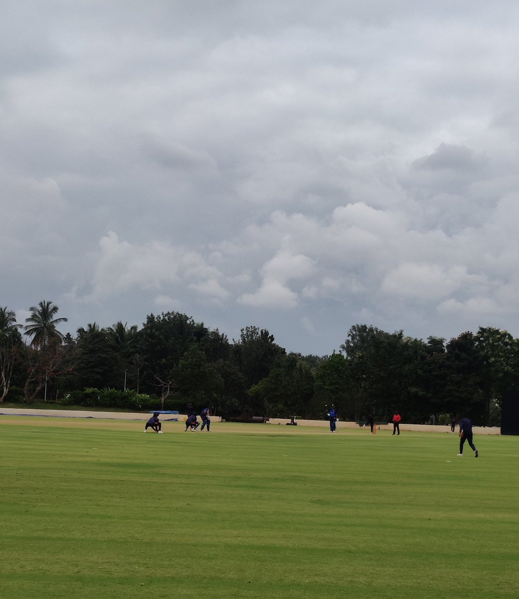 Shreyas Gopal bowls his first ball for Kerala. Shreyas moved to Kerala from Karnataka this season. 

Saurashtra 105/7 in 35 overs. 

<a href="/sportstarweb/">Sportstar</a> #VijayHazare