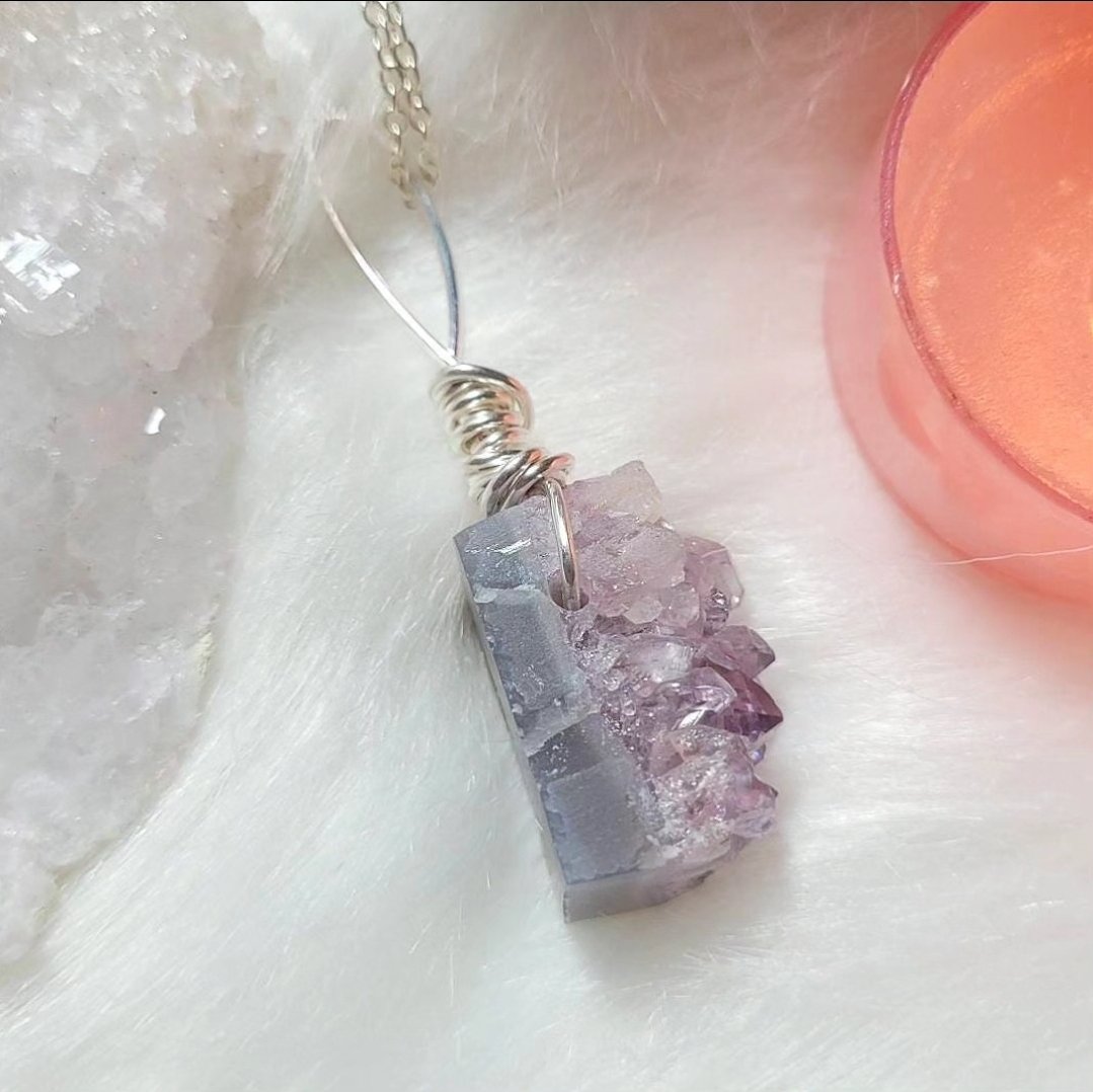 Amethyst is a stone known for it's protection, calming and psychic properties.

crystalsofthemoon.etsy.com
#MHHSBD #EarlyBiz #ScottishCraftHour #NWalesHour #BelfastHour